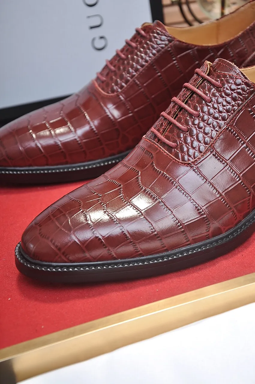 Men's shoes💰540💶Italy's top luxury men's shoe giant (GUCCI) (Gucci) (full cowhide lining) new arrival🍃Original European style🔰 Pleasant to the eye😍In order to make the shoes more durable and non-deformable🌀The production continues to follow traditional methods but there is still no lack of innovation💪Choose original sheepskin for the leather♻️ Smooth and natural And extra bright ⭐Made of imported cowhide, the first choice of rich people 38-45 (45 customized)